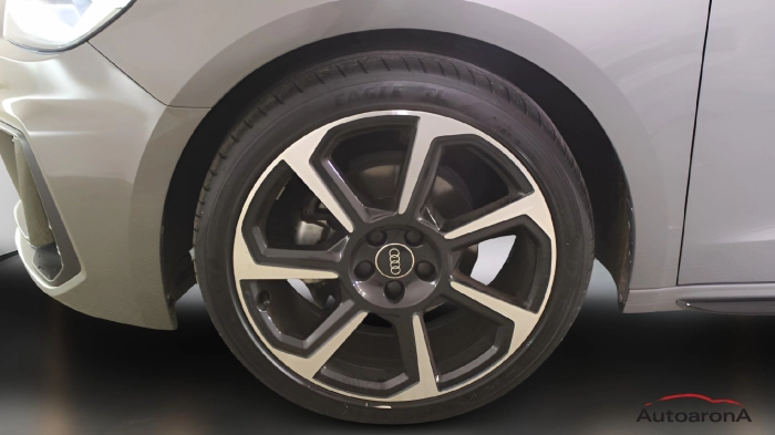 Audi A1 Sportback  30 1.0 tfsi Identity Bla
