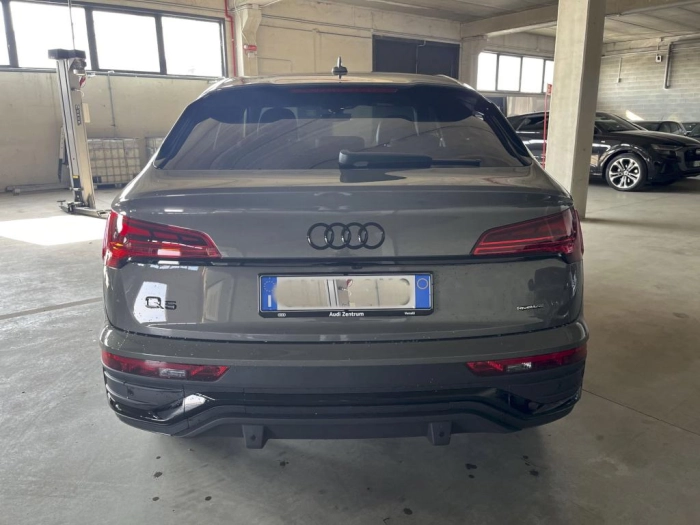 Audi Q5 Sportback   Sportback Identity Black 40 TDI quattro 150(204) kW(CV) S tronic