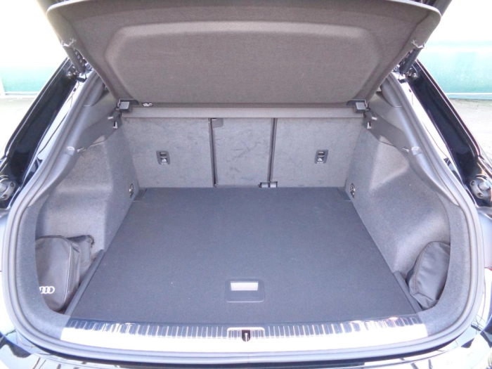 Audi Q3 Sportback  35 1.5 tfsi Identity Blac