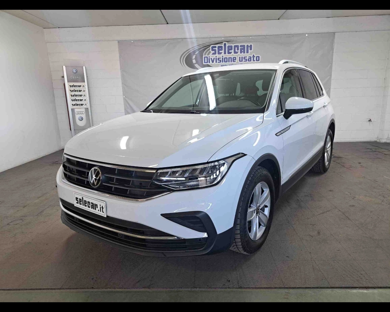 img-0 Volkswagen Tiguan Volkswagen SE-U78896