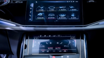 Audi Q8 - AU-U70886 