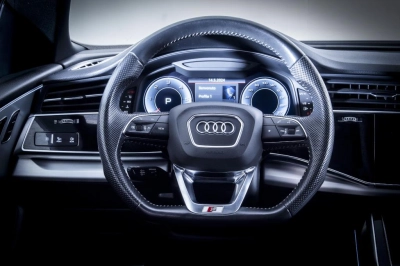 Audi Q8 - AU-U70886 