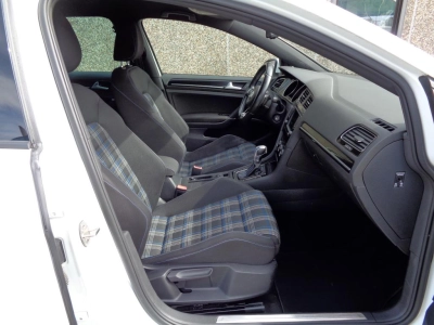 Volkswagen Golf - SE-U76411 