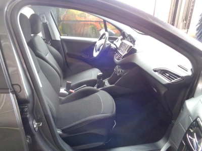 Peugeot 208 - AU-U78136 
