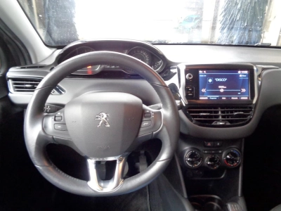 Peugeot 208 - AU-U78136 